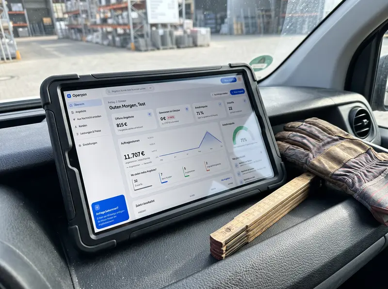 Tablet im Transporter zeigt das Operyon-Dashboard